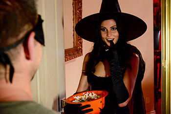 Real Wife Stories / Brazzers - Ariana Marie, Johnny Castle Dick Or Treat / 31.10.2016