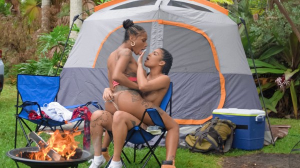 RK Prime / Realitykings - Sarai Minx, Maya Farrell Licking Pussy by the Fire / 13.6.2022